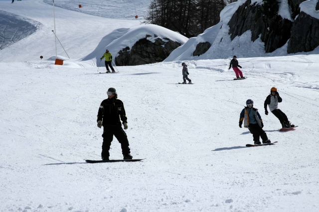 Logotipo de iniciación y perfeccionamiento al snowboard 